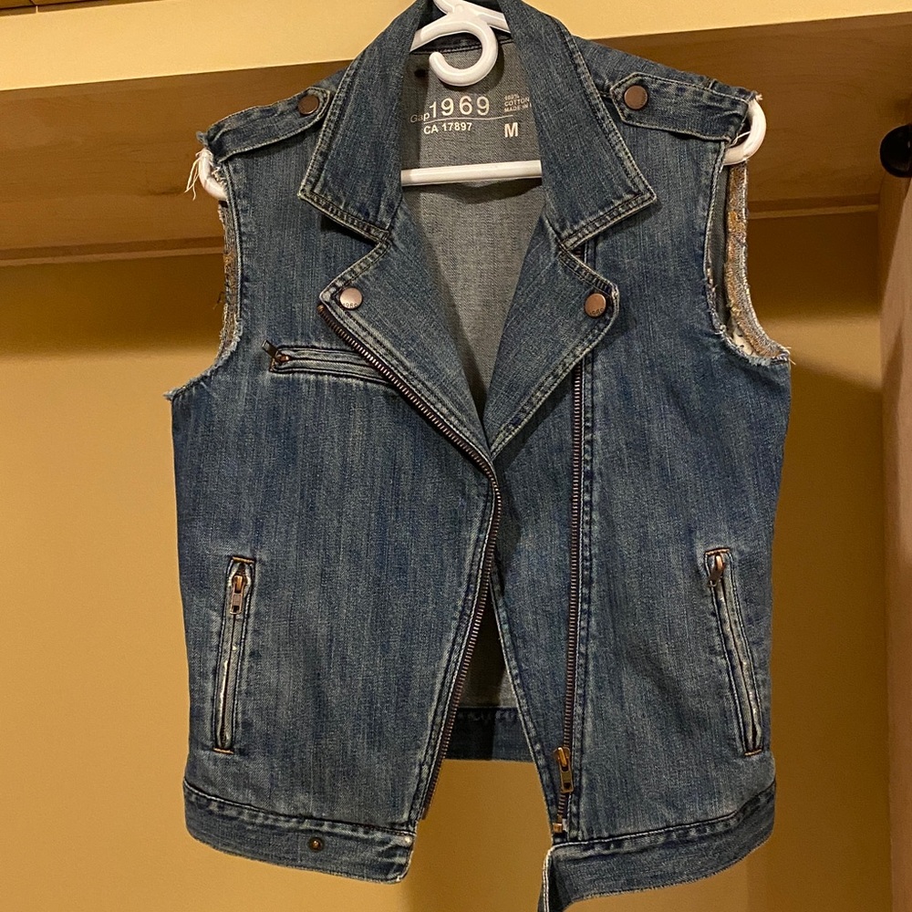 GAP denim vest with zip closure and pockets — Medium